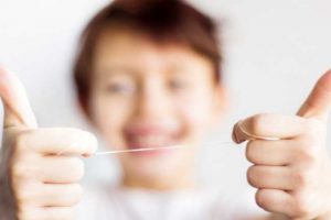 Afinal, é certo passar o fio dental antes ou depois da escovação?