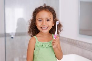 Odontopediatria: saiba escolher a primeira escova para o seu filho